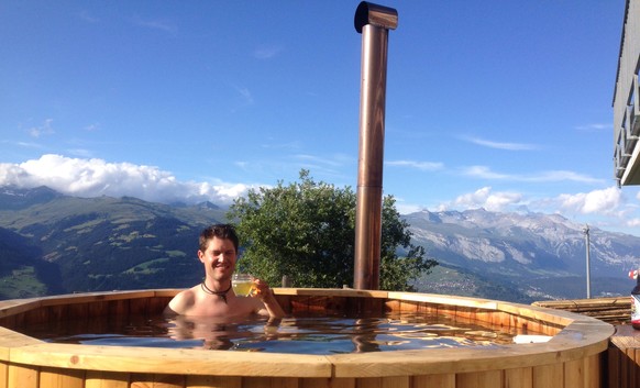 Dieser Hotpot mit Blick auf den Calanda (rechts) oder den Grap Sogn Gion ist jeden Tropfen Schweiss wert.