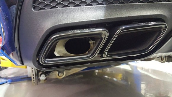 fake exhaust tips auspuffsrohre https://www.reddit.com/r/cars/comments/6l2xpn/fake_exhaust_pipes_why/