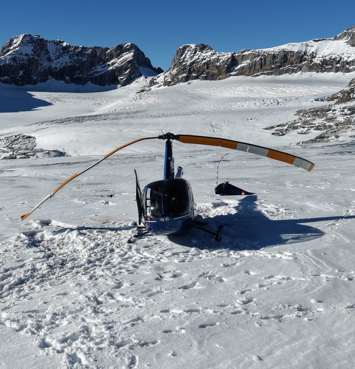 Un hélicoptère s'est écrasé sur un glacier dans les Alpes suisses. Son pilote, âgé de 54 ans, a dû être secouru par la Rega et transporté à l'hôpital. Les circonstances de l'accident re ...