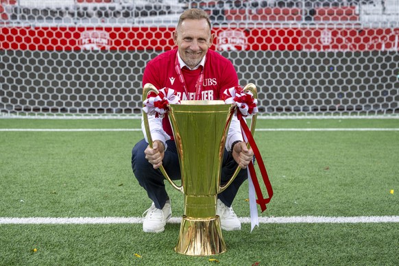 KEYPIX - Thuns Trainer Mauro Lustrinelli feiert mit dem Pokal zum Meistertitel nach dem Fussball Meisterschaftsspiel der Swiss Super League zwischen FC Thun, FCT, und BSC Young Boys, YB, vom Donnersta ...