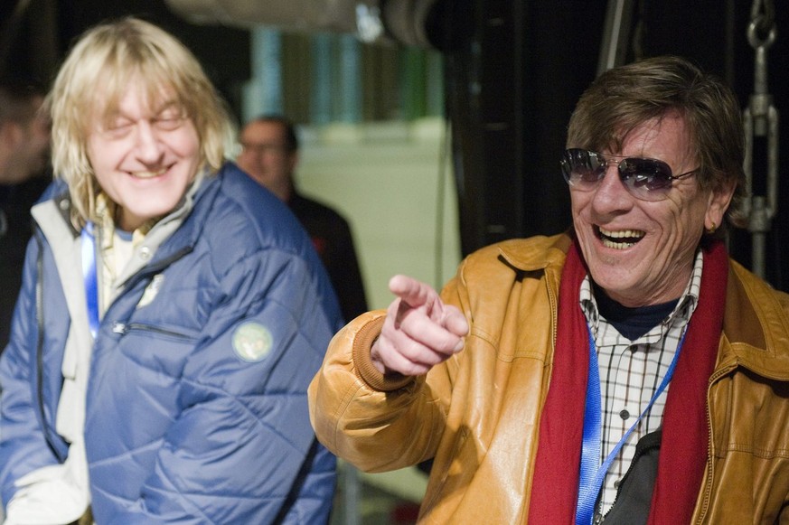 Polo Hofer, rechts, und Hanery Amman spassen bei der Einweihung des &quot;Amman-Hofer Platzes&quot; am Samstag, 31. Oktober 2009, in Interlaken. Die Stadt Interlaken ehrt die beiden einheimischen Saen ...