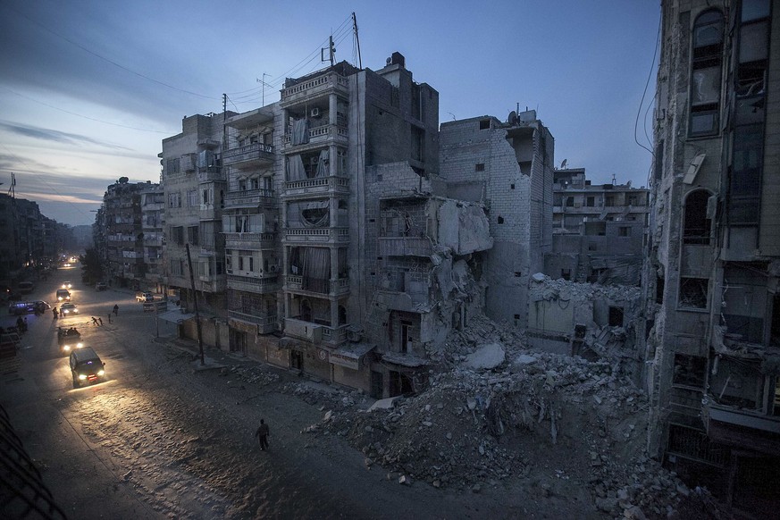 Ein von Rebellen kontrollierter Stadtteil von Aleppo nach Luftangriffen der Regierungstruppen (29.11.2012).<br data-editable="remove">