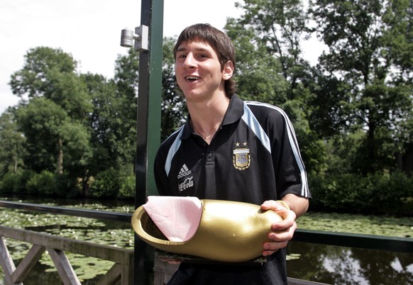 Lionel Messi betritt im Sommer 2005 erstmals die grosse Fussballbühne. Bei der U20-WM schiesst er Argentinien mit sechs Toren und Schulbuben-Frisur zum Titel. 