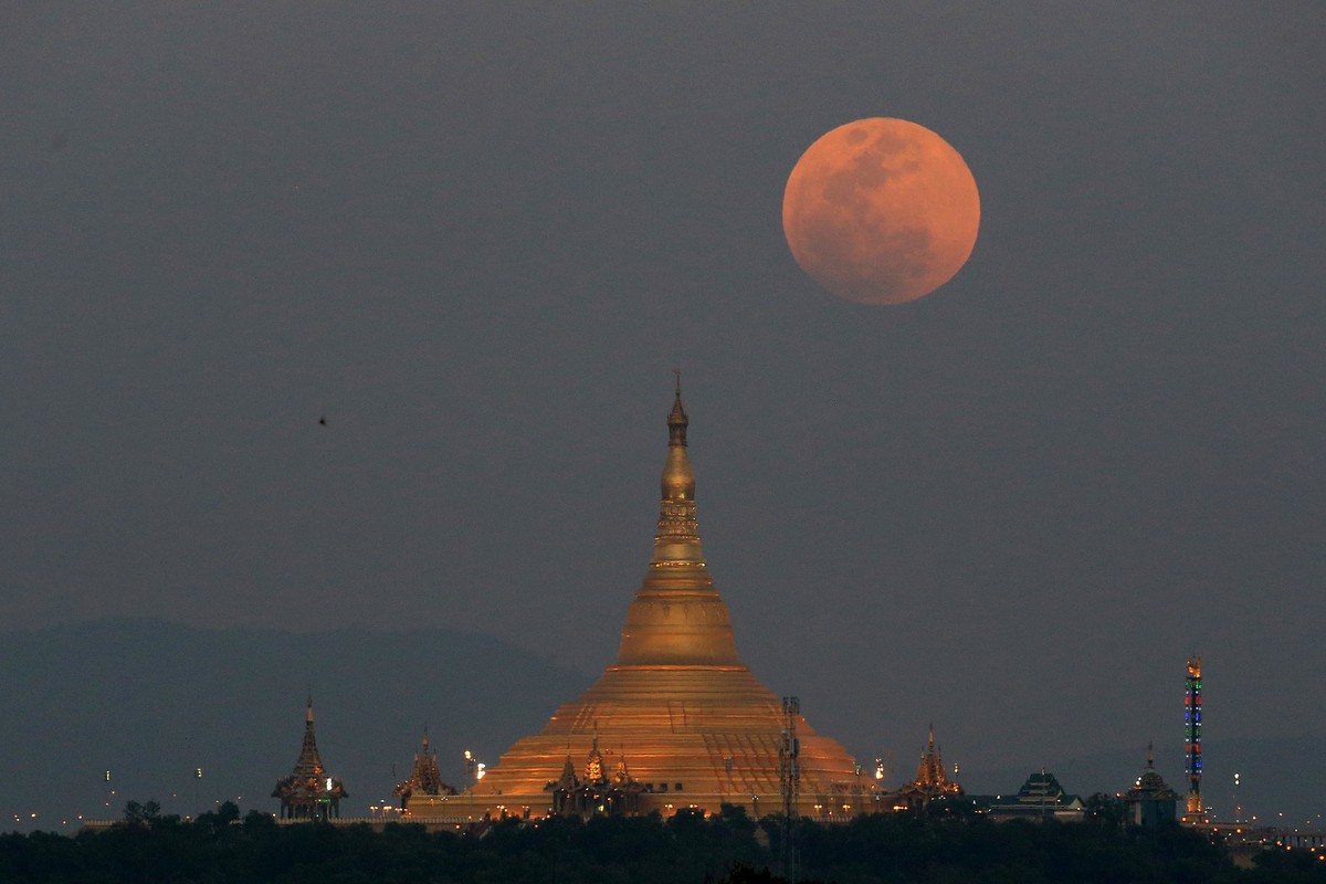 epa06488200 A Super Blue Blood Moon rises above the sky in Naypyitaw, Myanmar, 31 January 2018. A Blue Moon, a total lunar eclipse and a supermoon coincide to create a rare lunar event that hasn' ...