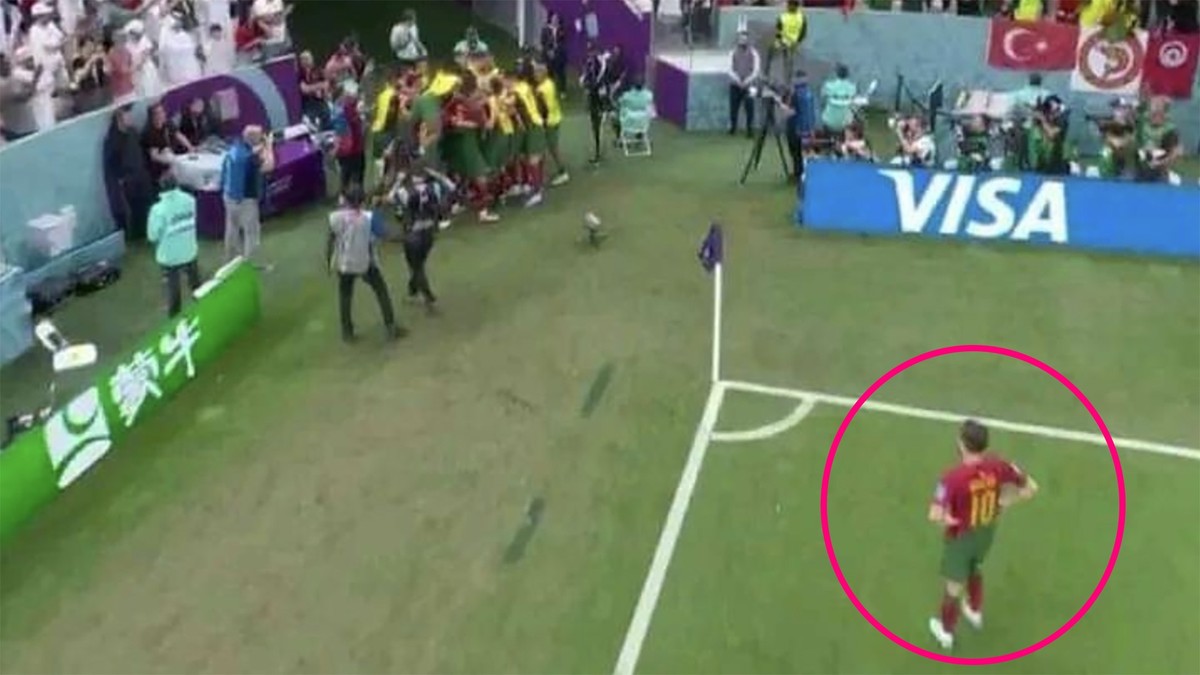 Silva (à droite de l'image) attend seul que ses coéquipiers reviennent sur le terrain.