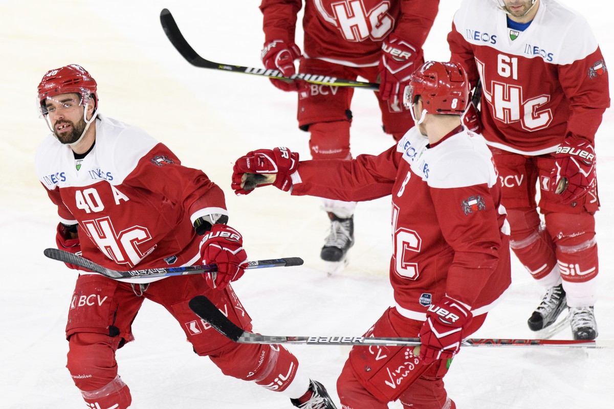 L'attaquant lausannois Etienne Froidevaux, gauche, celebre le deuxieme but avec ses coequipiers lors de la rencontre du championnat suisse de hockey sur glace de National League entre le Lausanne ...