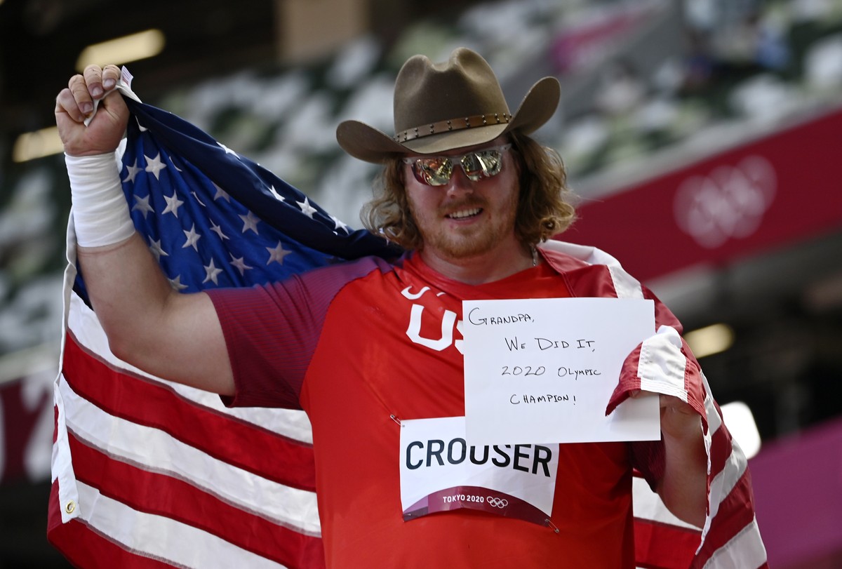 epa09396529 Ryan Crouser of USA celebrates after winning gold in the Men's Shot Put Final during the Athletics events of the Tokyo 2020 Olymp?ic Games? at the Olympic Stadium in Tokyo, Japan, 05  ...