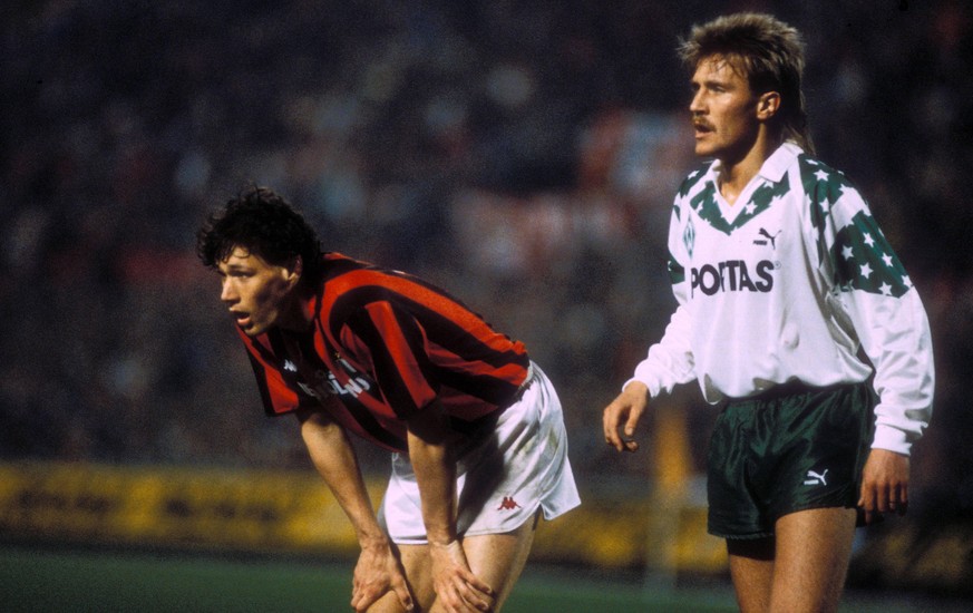 Bildnummer: 04218654 Datum: 15.03.1989 Copyright: imago/Kicker/Liedel
Marco van Basten (AC Mailand, li.) und Thomas Wolter (Bremen); Milan - SV Werder Bremen 1:0, Europapokal der Landesmeister, Vdia, ...
