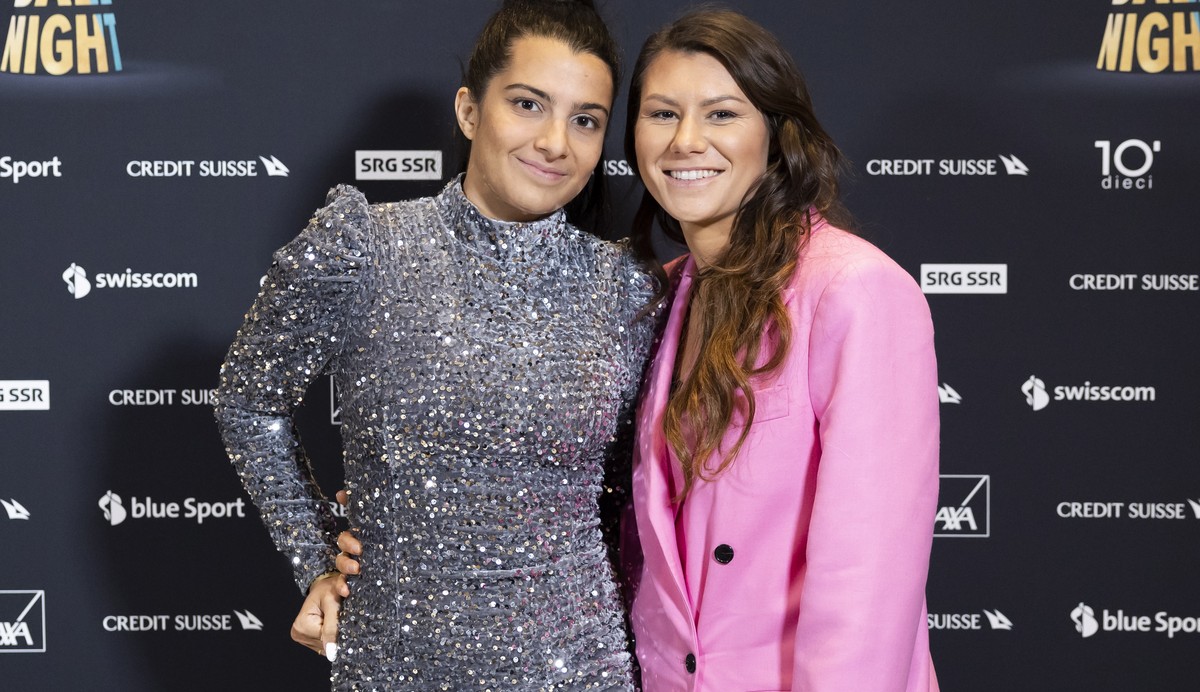epa10425175 Ramona Bachmann, Paris Saint-Germain, right, and her fiancee Charlotte Baret, pose at the Swiss Football Night 2022 awards, in Bern, Switzerland, 23 January 2023. EPA/PETER KLAUNZER