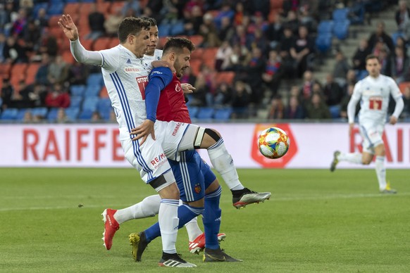 Luzerns Olivier Custodio, links, im Kampf um den Ball gegen Basels Albian Ajeti, rechts, im Fussball Meisterschaftsspiel der Super League zwischen dem FC Basel 1893 und dem FC Luzern im Stadion St. Ja ...