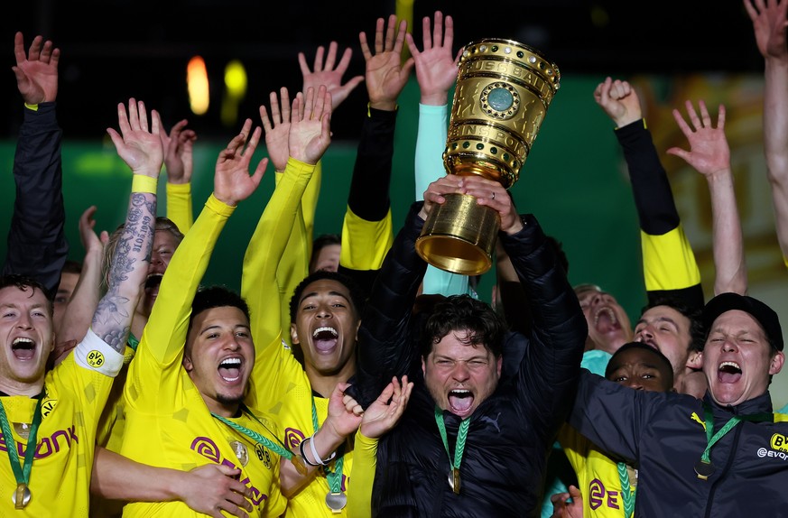 epa09198338 Dortmund&#039;s head coach Edin Terzic (C) lifts the trophy as his teammates celebrate after winning the German DFB Cup final soccer match between RB Leipzig and Borussia Dortmund in Berli ...