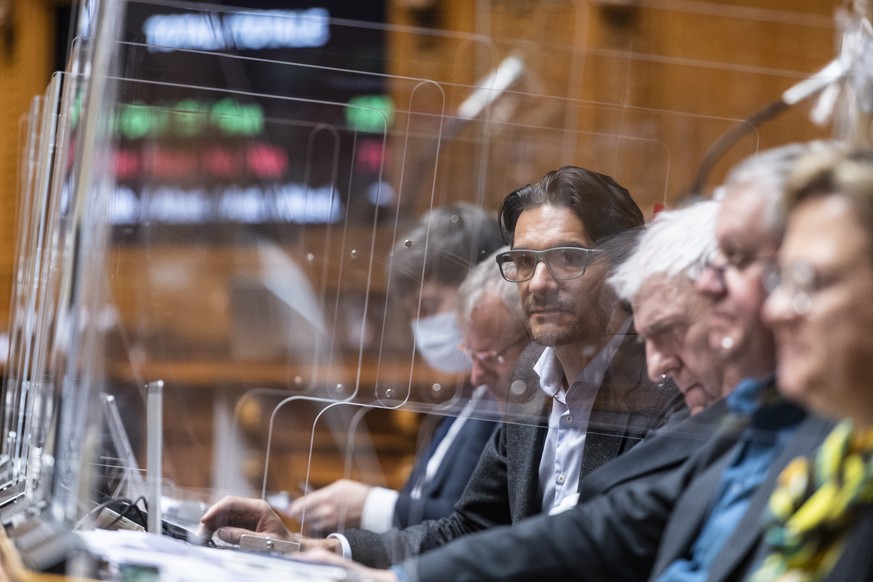 Gerhard Andrey, GP-FR, Mitte, stimmt ab waehrend der Debatte um das Covid-19 Gesetz, an der Wintersession der Eidgenoessischen Raete, am Dienstag, 1. Dezember 2020 im Nationalrat in Bern. (KEYSTONE/Al ...