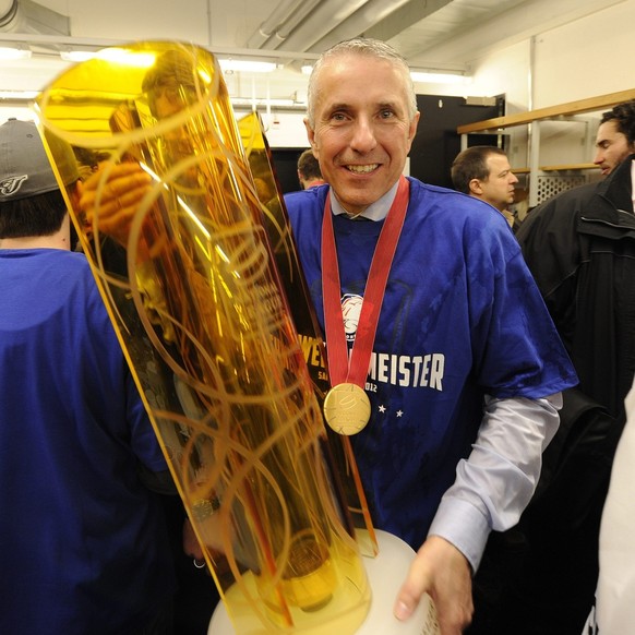 Der Zuercher Cheftrainer Bob Hartley praesentiert in der ZSC-Kabine den Pokal des Eishockey Schweizermeisters 2011/2012 nach dem gewonnenen siebten Playoff-Finalspiel der National League A zwischen de ...