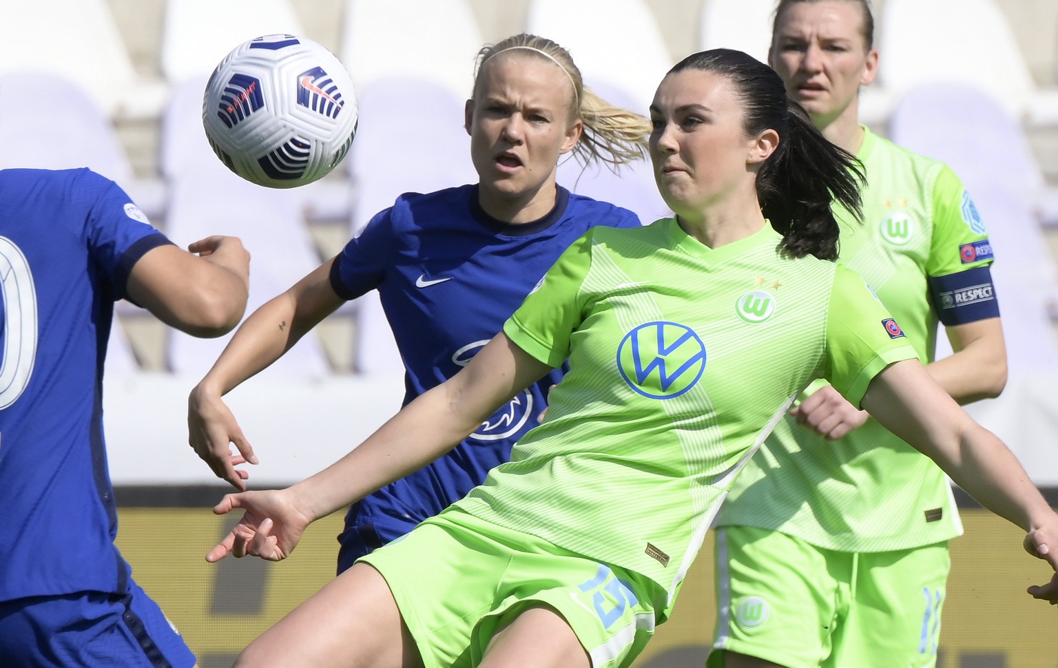 epa09108450 Samantha Kerr of Chelsea (L) and Ingrid Syrstad Engen of Wolfsburg (R) in action during the UEFA Women&#039;s Champions League quarterfinal second leg soccer match Vfl Wolfsburg vs Chelsea ...