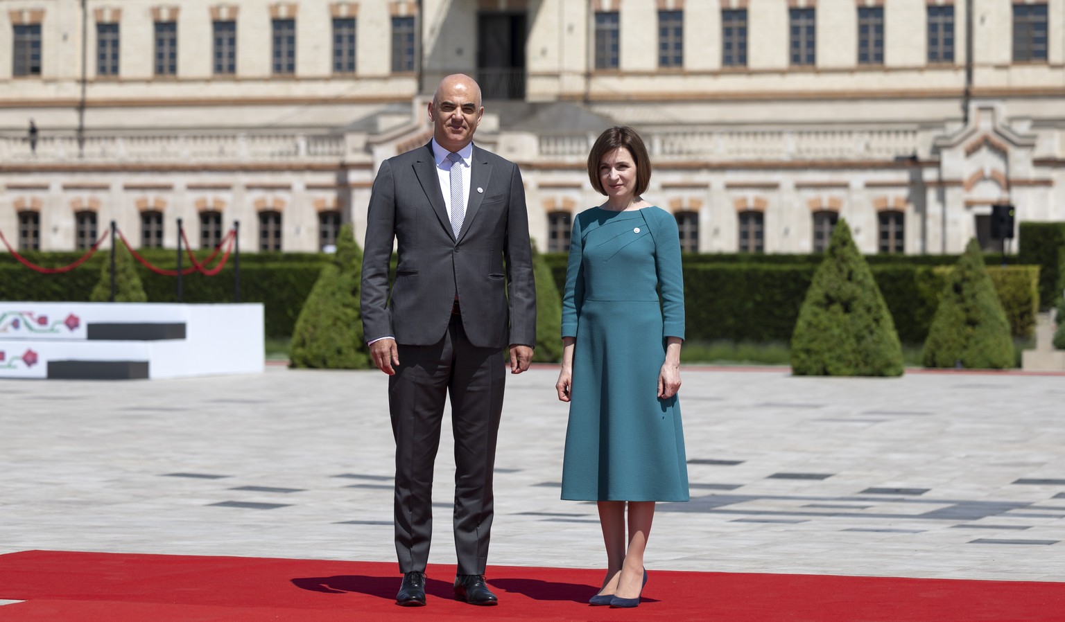 Maia Sandu, President of Moldova, right, welcomes Swiss Federal President Alain Berset at the European Political Community (EPC) Summit at the Mimi Castle in Bulboaca, Moldova, Thursday, June 1, 2023. ...
