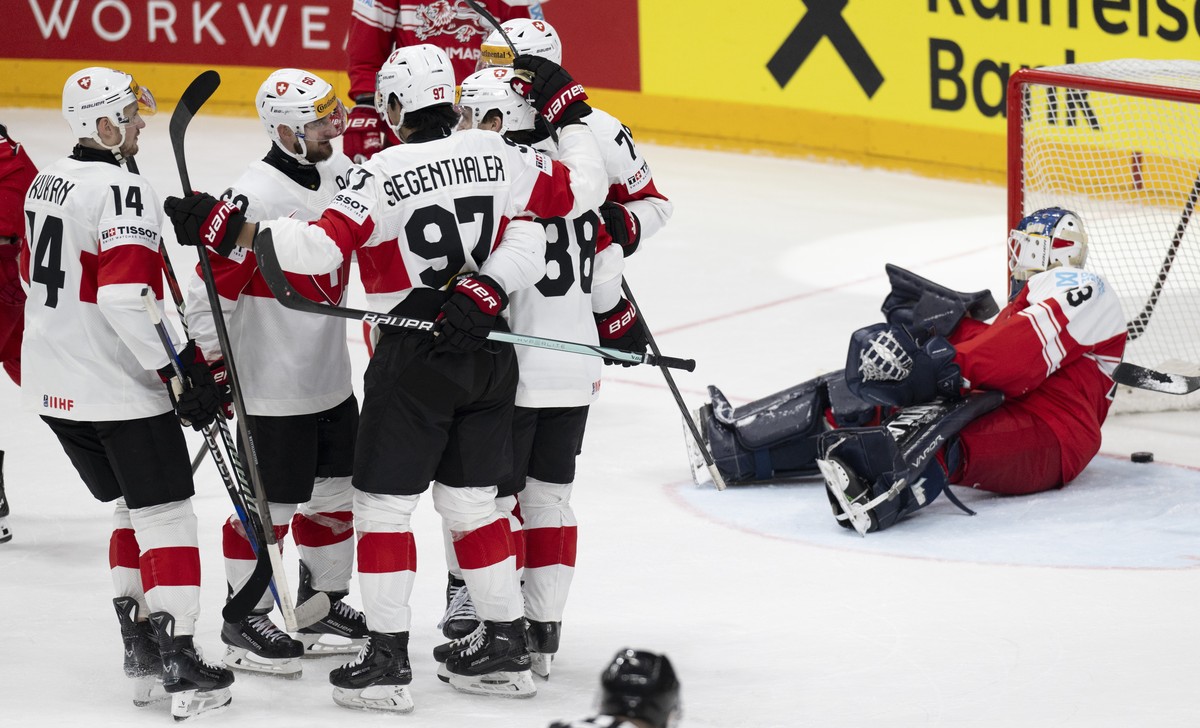 epa11350061 Switzerland's player celebrate the 8-0 lead during the IIHF Ice Hockey World Championship 2024 group A preliminary round match between Switzerland and Denmark in Prague, Czech Republi ...