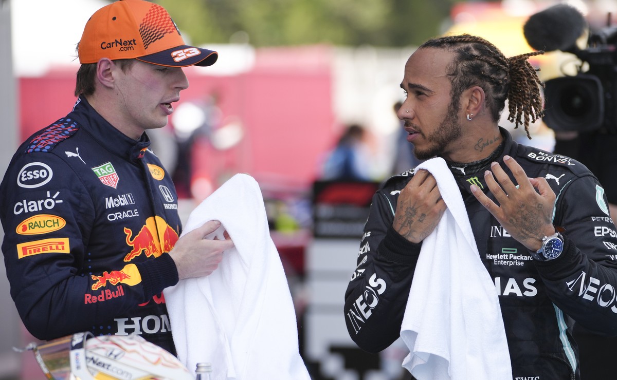 epa09187812 Winner British Formula One driver Lewis Hamilton of Mercedes-AMG Petronas (R) and Dutch Formula One driver Max Verstappen of Red Bull Racing (L) react after the Formula One Grand Prix of S ...