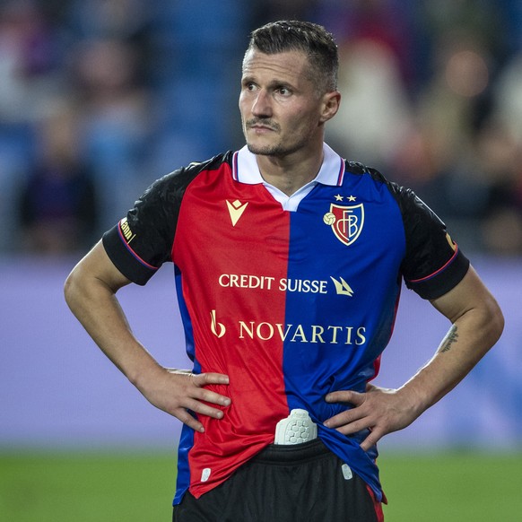 Die Spieler des FC Basel mit Taulant Xhaka, mitte, reagieren nach dem Super League Meisterschaftsspiel zwischen dem FC Basel und dem Servette FC vom Samstag, 21. Oktober 2023 in Basel. (KEYSTONE/Urs F ...