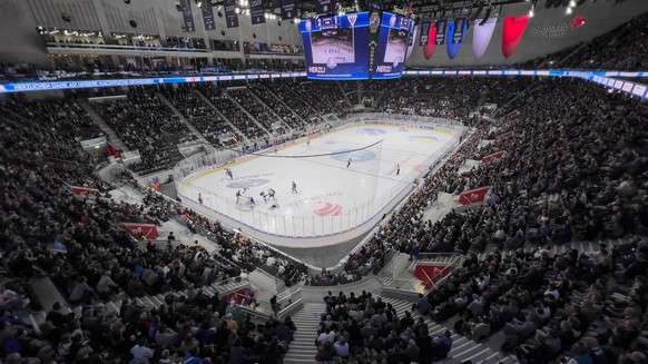 Besucher verfolgen das Eishockeyspiel der National League zwischen den ZSC Lions und dem HC Fribourg-Gotteron am Dienstag, 18. Oktober 2022, in der Swiss Life Arena in Zuerich. (KEYSTONE/Ennio Leanza)