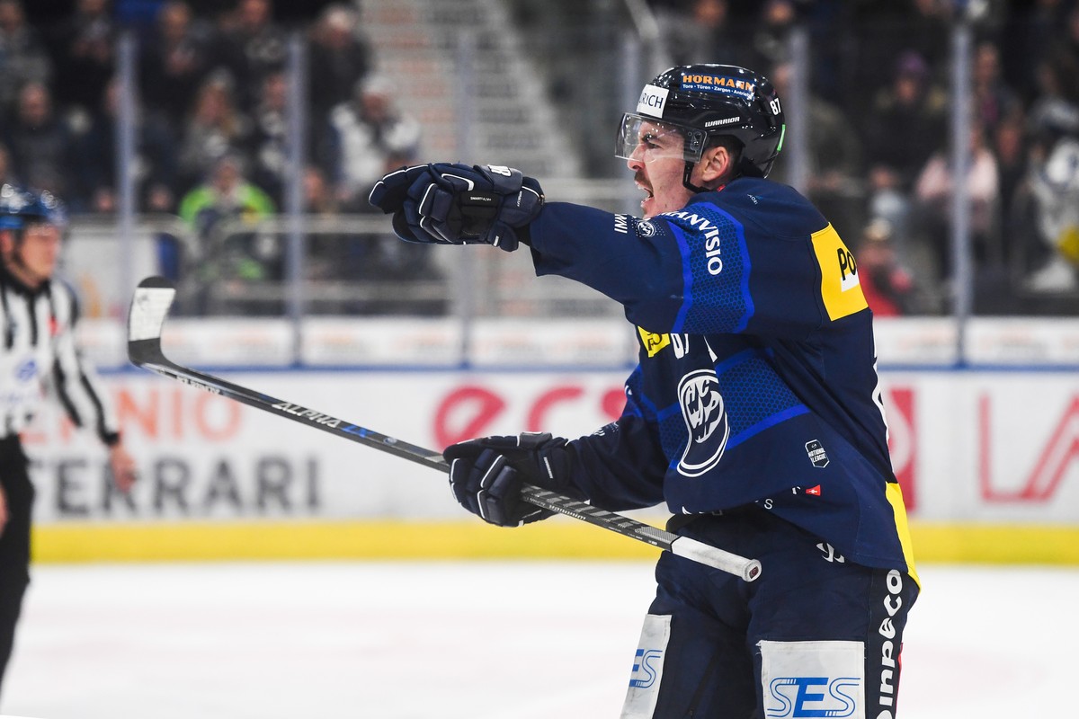 Ambri's player Dario Buergler disappointed, during the match of National League (NL) Swiss Championship 2022/23 between HC Ambri Piotta and EV Zug at the ice stadium Gottardo Arena, Switzerland,  ...