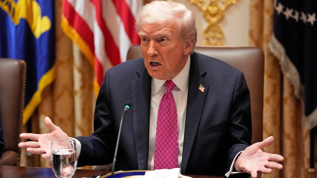 Donald Trump affirme que Nicolas Maduro cherche à apaiser les tensions avec Washington, alors que les États-Unis multiplient les frappes controversées contre des cibles liées au narcotrafic dans les C ...
