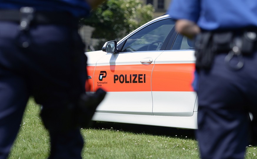 Two policemen stand in front of a police car of the cantonal police Zurich, in Zurich, Switzerland, on June 2, 2015. (KEYSTONE/Water Bieri)

Zwei Polizisten stehen vor einem Dienstfahrzeug der Kantons ...