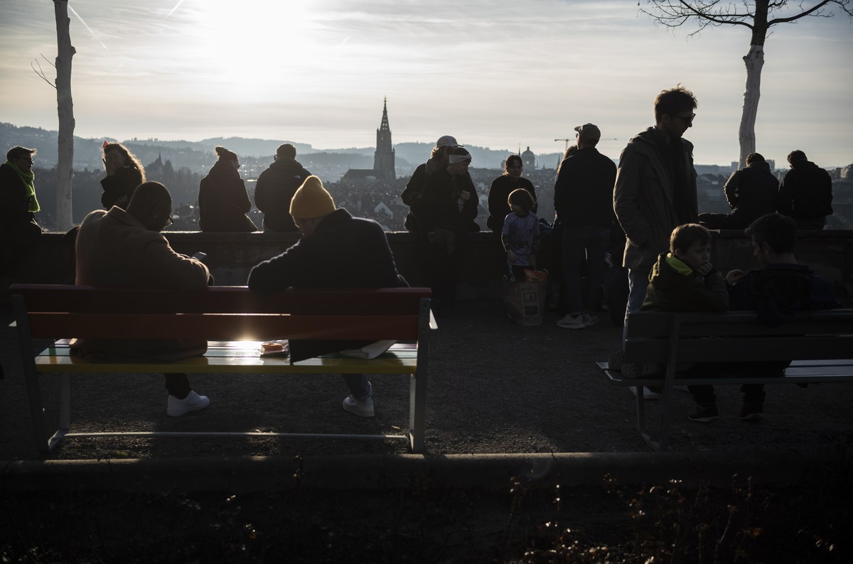 Spaziergaengerinnen und Spaziergaenger tummeln sich bei fuer die Jahreszeit ungewoehnlich warmen Temperaturen im Rosengarten und geniessen die Aussicht auf die Altstadt Berns mit Muenster und Bundesha ...