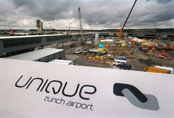 Sicht vom Dach auf die Bauarbeiten auf dem Flughafen Unique Zuerich Airport, die zuegig voranschreiten, aufgenommen am Mittwoch, 20. Maerz 2002. (KEYSTONE/Martin Ruetschi) : FILM]