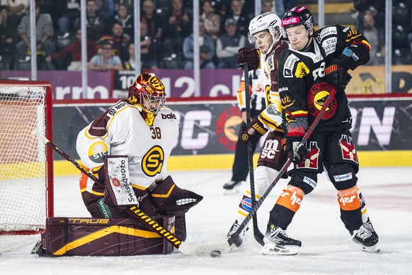 Torhueter Stephane Charlin (GSHC), Giancarlo Chanton (GSHC) und Thierry Schild (SCB), von links, kaempfen um den Puck im Eishockey Meisterschaftsspiel der National League zwischen dem SC Bern dem Gene ...