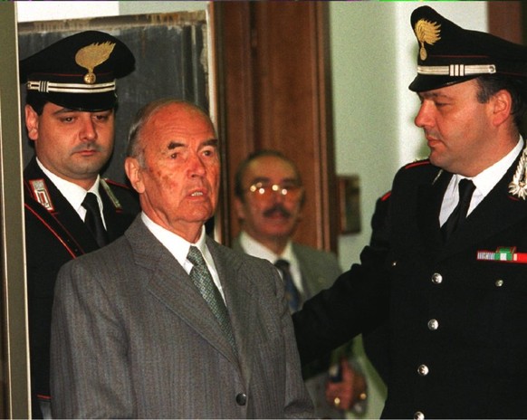 (file) Former Nazi officer Erich Priebke (C) is escorted by paramilitary carabineers as he arrives in Rome's military court for his trial on war crimes charges, May 13. Photo: Massimo Capodanno (zu dpa: 