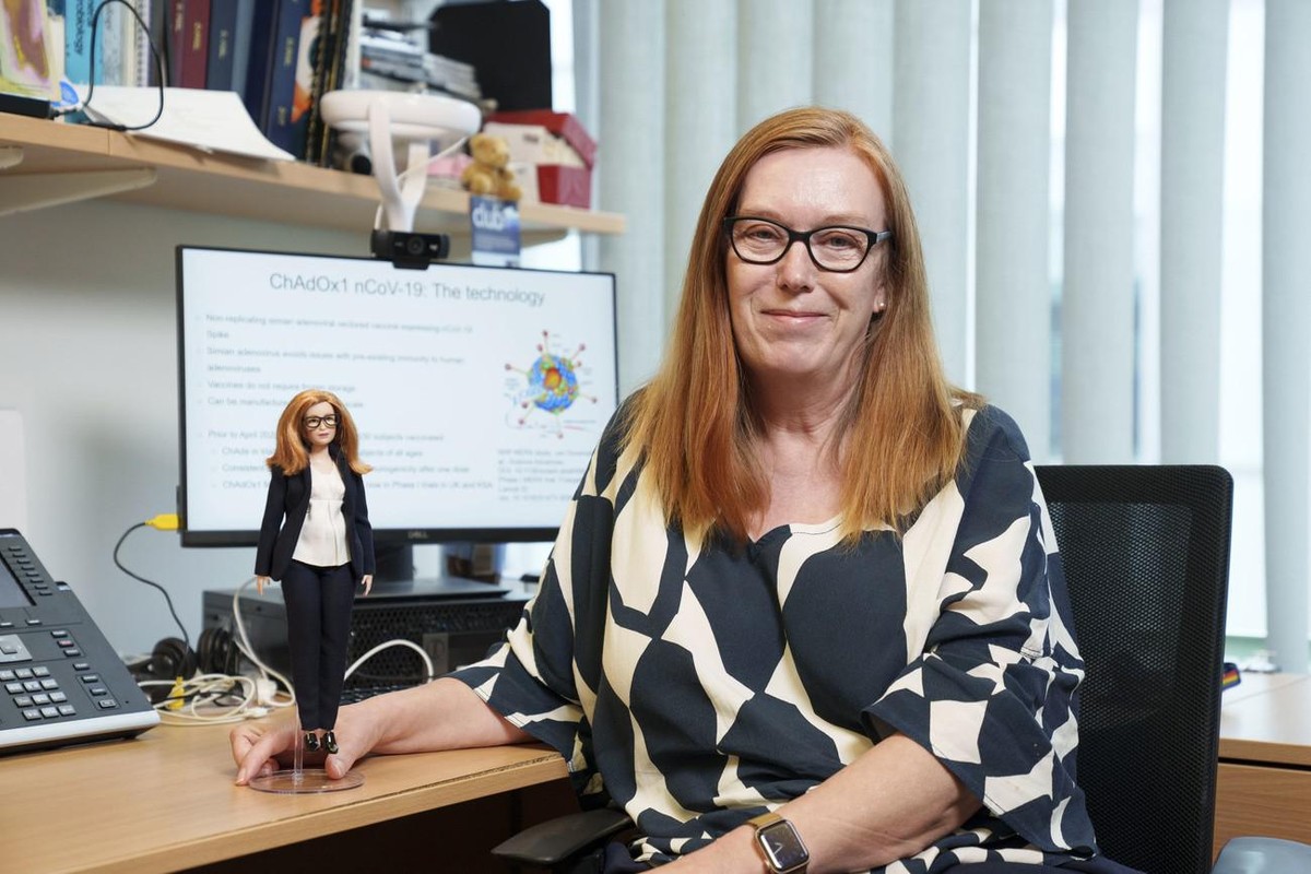 Sarah Gilbert, la professeure qui a participé à la création du vaccin AstraZeneca pose avec son mini-elle.