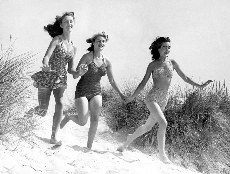 Bildnummer 60199408 Datum 01011900 Copyright imagoUnited Archives InternationalGirls running over sand dunes Bank holiday fun in Bournemouth 3rd August 1947 PUBLICATIONxINxGERxSUIxAUTxONLY kbdig 1900  ...