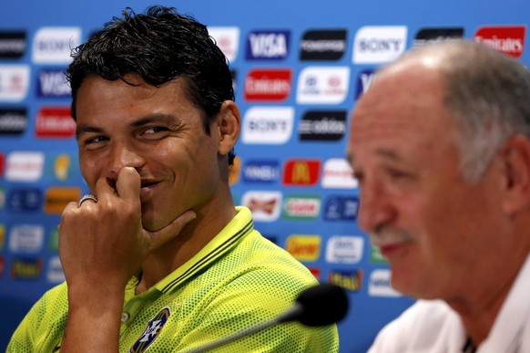 Der gesperrte Silva und Trainer Scolari an der Medienkonferenz.