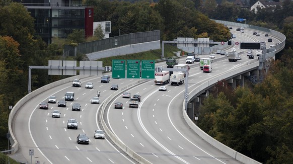 ARCHIV  ZUR ANNAHME DER MOTION RECHTSVORBEIFAHREN AUF AUTOBAHNEN UND AUTOSTRASSEN DURCH DEN NATIONAL- UND STAENDERAT AM MITTWOCH, 13. JUNI 2018, STELLEN WIR IHNEN FOLGENDES BILDMATERIAL ZUR VERFUEGUN ...