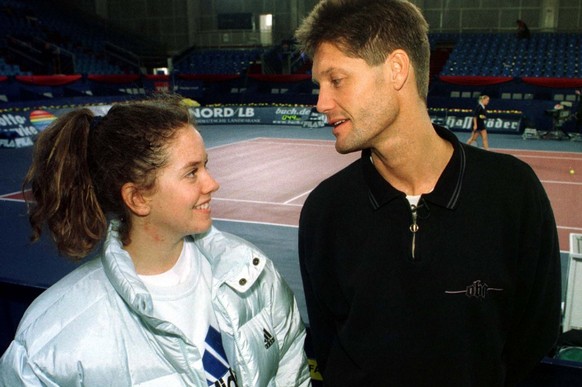 Die Schweizer Tennisspielerin Patty Schnyder in Begleitung ihres Betreuers Rainer Harnecker beim Training zum WTA-Turnier am Dienstag, 16. Februar 1999, in Hannover am Center Court. (KEYSTONE/EPA PHOT ...