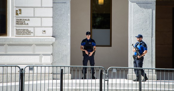 Polizisten der Tessiner Kantonspolizei kontrollieren den Eingang des Bundesstrafgerichts in Bellinzona, am Donnerstag, 14. Juli 2016. Ein 26-jaehriger Mann aus Embrach (ZH), der die Terrormiliz Islami ...