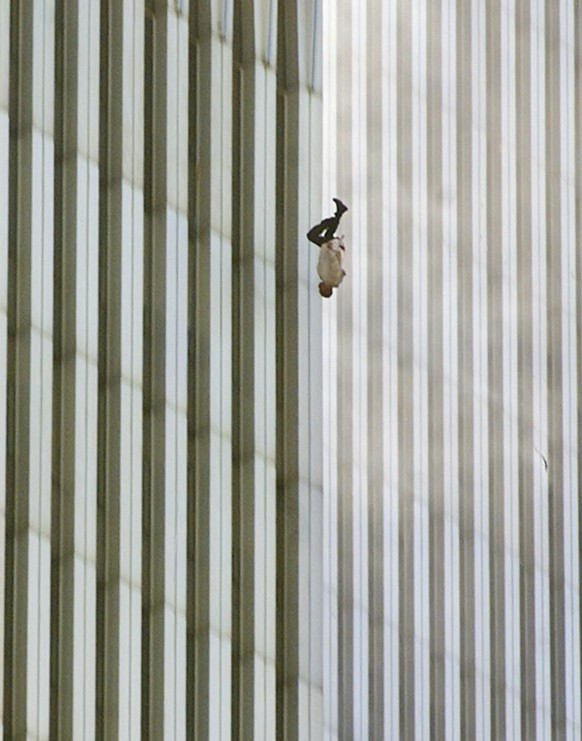 EDITORS NOTE : GRAPHIC CONTENT - A person falls headfirst after jumping from the north tower of New York&#039;s World Trade Center Tuesday, September 11, 2001. (KEYSTONE/AP Photo/Richard Drew)