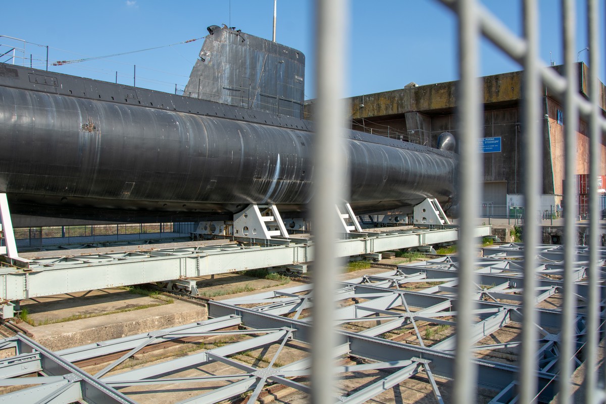 Das U-Boot neben der Basis.