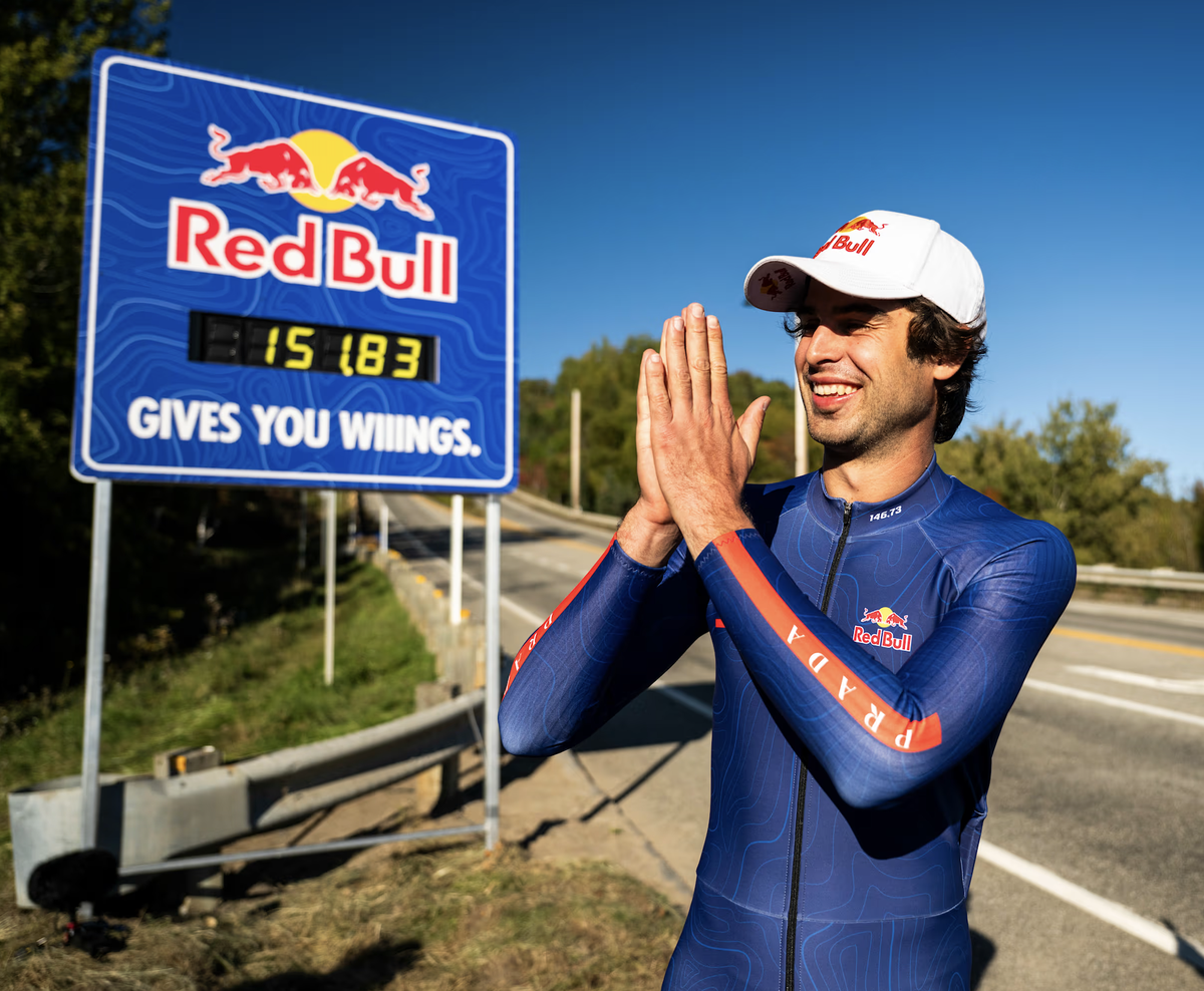 Le planchiste Diego Poncelet a battu le record de vitesse en skateboard à 151,83 km/h. Un juge du Guinness World Records a homologué la vitesse atteinte par cet Espagnole qui a grandit en Suisse.