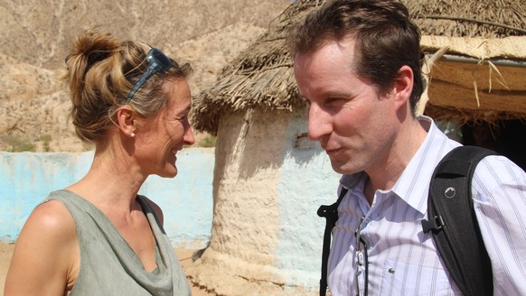 HANDOUT - SVP-Nationalrat Thomas Aeschi und die Aargauer Regierungsreatin Susanne Hochuli einem Dorf in der Naehe von Hagaz, in Eritrea, im Februar 2016. Waehrend rund zweier Wochen waren die gruene A ...