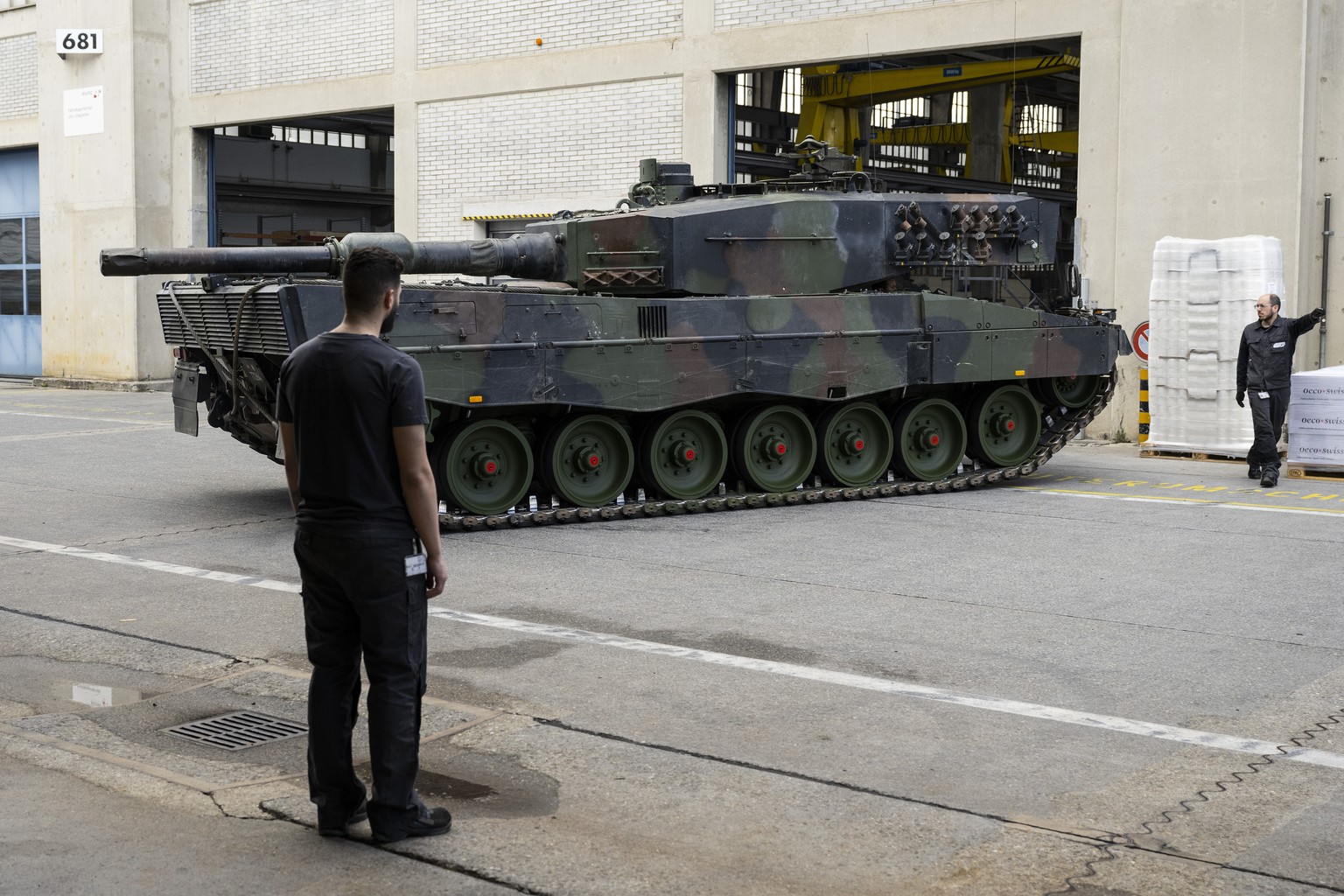 Ein Panzer vom Typ Leopard 2 wird manoeveriert in einer Wartungshalle der RUAG, am Montag, 20. Maerz 2023, in Thun. (KEYSTONE/Peter Schneider)