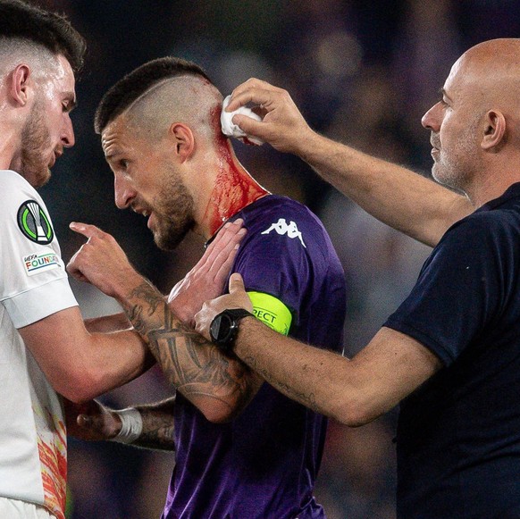 West Ham United v Fiorentina - Europa Conference League PRAGUE, CZECH REPUBLIC - JUNE 7: Cristiano Biraghi C of Fiorentina receives medical treatment next to Declan Rice L of West Ham during the Europ ...
