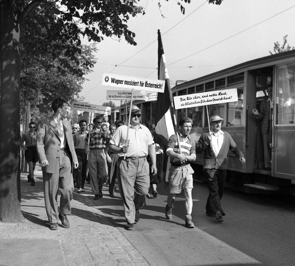 Fans der oesterreichischen Mannschaft mit Spruchbaendern passieren vor dem Achtelfinal an der Fussball-Weltmeisterschaft zwischen Oesterreich und der Tschechoslowakei am 19. Juni 1954 auf dem Weg ins  ...