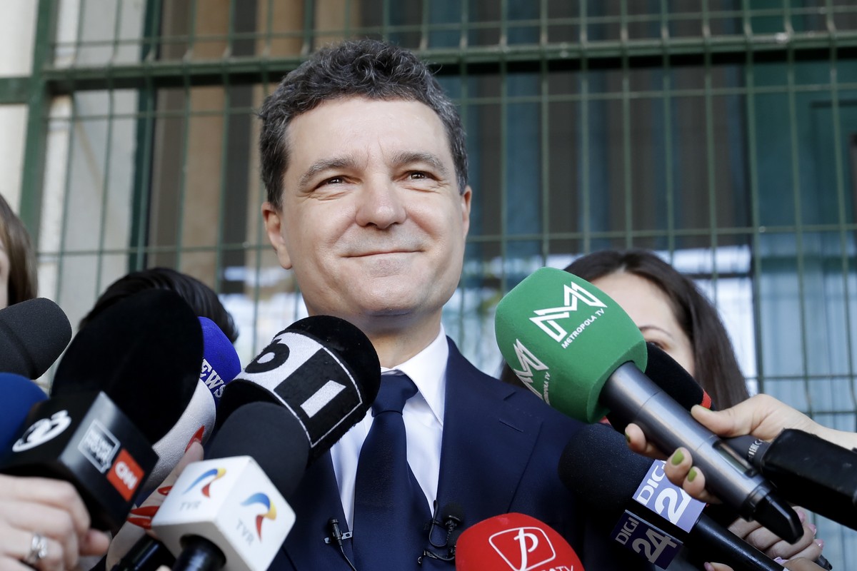 epa12072467 Bucharest city mayor Nicusor Dan, an independent presidential candidate supported by the Force of Right (FD) party, speaks to the media after voting in the first round of presidential elec ...