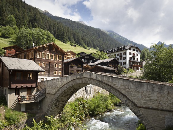 Die Tourismuskantone d�rften im Sommer dank mehr Inlandstouristen weniger stark leiden - im Bild Binn im Kanton Wallis. (Archivbild)