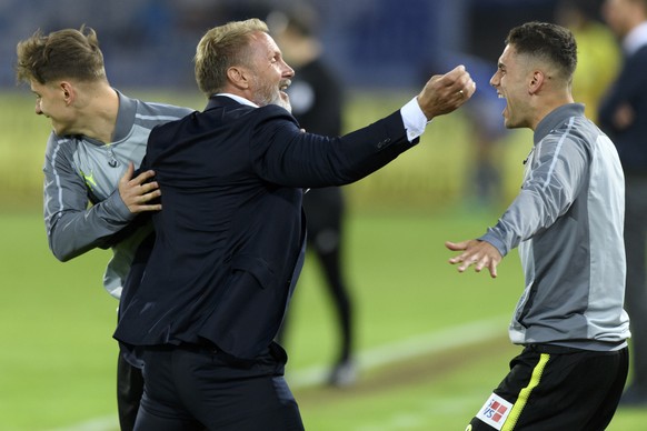 L&#039;entraineur zuerichois Thorsten Fink, centre, celebre la victoire avec le milieu zuerichois Nedim Bajrami, droite, a la fin de la rencontre de football de Super League entre le FC Lausanne-Sport ...