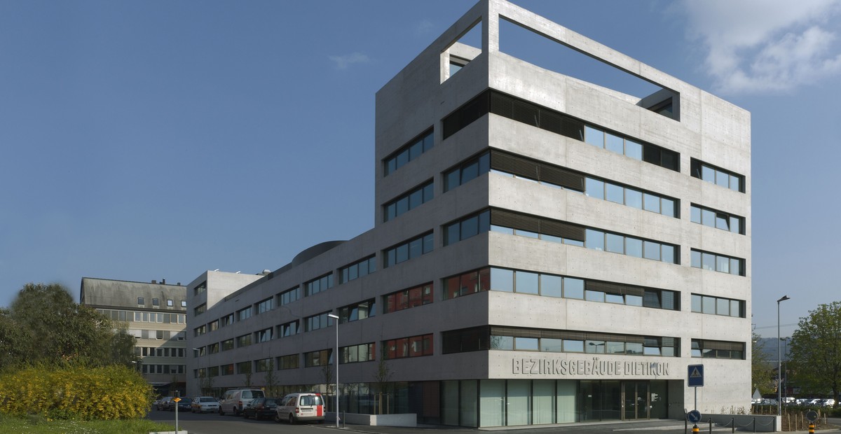 Das Gefängnis Limmattal in Dietikon ZH hat 72 Plätze: 48 für Erwachsene, 24 für Jugendliche. Es wurde&nbsp;im September 2010 als Teil des Bezirksgebäudes in Betrieb genommen.