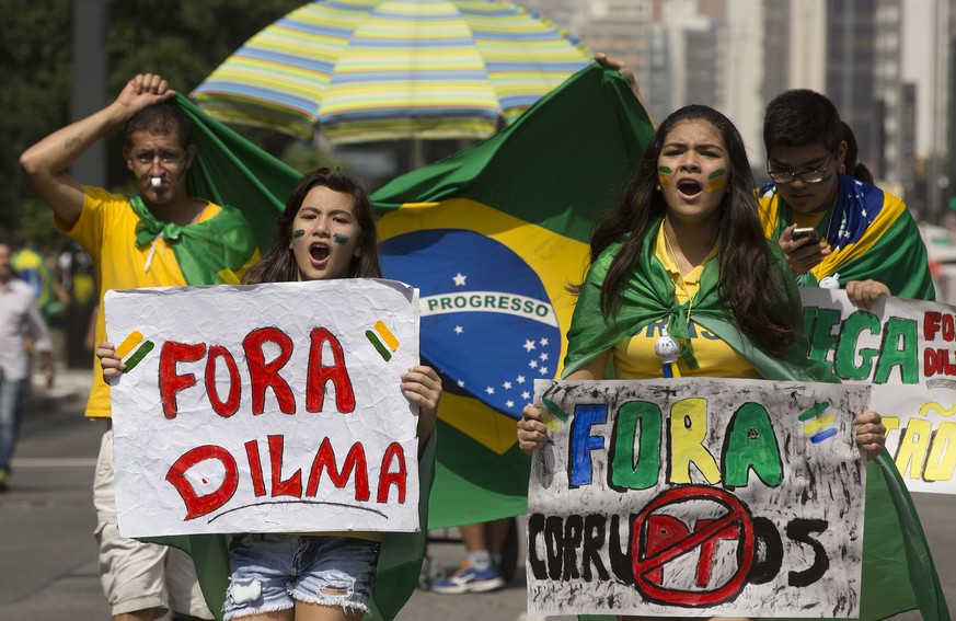 «Weg mit Dilma» - «Weg mit Korrupten»: Slogans von Demonstrantinnen in São Paulo.&nbsp;