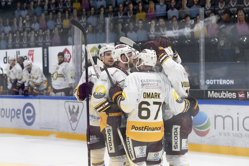 Geneve Servette HC Spieler jubeln nach ein Tor (2-0) von Servettes Mathieu Vouillamoz, rechts, waehrend dem fuenften Eishockey Playoff Viertelfinalspiel der National League zwischen de HC Fribourg Got ...