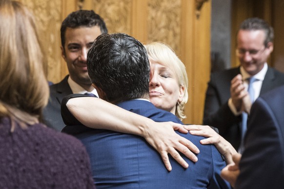 Der neugewaehlte Bundesrat Ignazio Cassis, links, wird von seiner unterlegenen Kontrahendin Isabelle Moret, FDP-VD, umarmt, waehrend der Ersatzwahl in den Bundesrat durch die Vereinigte Bundesversamml ...